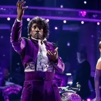 Nació en Surinam, fue goleador de la Premier League con Chelsea y ahora participa de un popular reality show