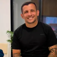 Vecchio vuelve a Unión Española y firmó su contrato ¡en la playa!