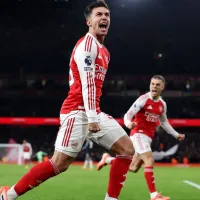 Arsenal goleó a Aston Villa y se aseguró la cima de la Premier League