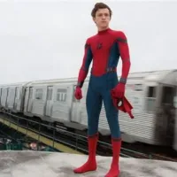 Tom Holland revela bronca que sua mãe deu nos produtores de 'Homem-Aranha' por motivo surpreendente