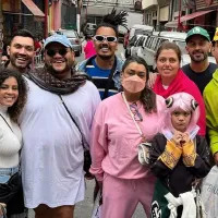 Preta Gil passeia pelo bairro da Liberdade em São Paulo ao lado de amigos: 'Bonde da cura'