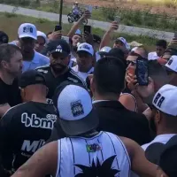 Torcida do Atlético-MG vai ao CT e cobra Coudet antes de clássico