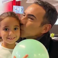 Cesar Tralli recebe visita da filha no trabalho