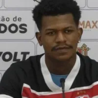 Do anonimato à estrela: Descubra como Emerson Souza se tornou o trunfo imbatível do Santa Cruz