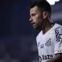 Torcida do Santos volta à Vila em tom de protesto e se revoltam com Lucas Lima