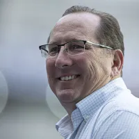 John Textor pensa rápido e \'elege\' sucessor de Luís Castro no Botafogo