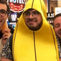 Brasileiro campeão mundial de poker fantasiado de banana; entenda