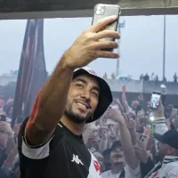 Jogador foi recebido com grande festa no aeroporto