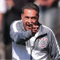 Técnico dá entrevista coletiva e fala sobre lateral-direito