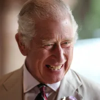 Expert detona Rei Charles III após ‘treta’ de Meghan e Harry