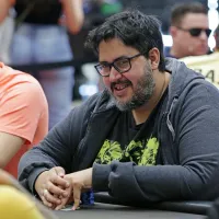 Fernando Viana bate na trave ao subir no pódio em torneio que valia bracelete na WSOP Online