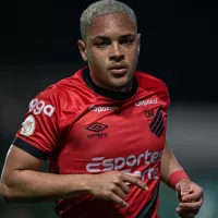 Wesley Carvalho não quer nem saber e 'ignora' ausência de Vitor Roque no Athletico