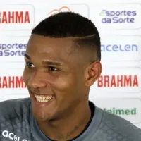 POLÊMICA! Adriel reaparece no Grêmio após caso de Renato