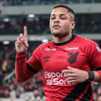 Vitor Roque abre o coração e faz promessa inusitada a torcida Athletico antes de ir ao Barcelona