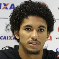 Douglas Luiz impressiona na Inglaterra e deixa vascaínos em choque