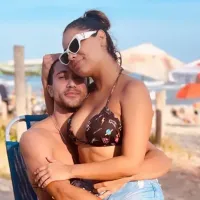 'Praieiros'; Recém-assumidos, Lexa e Ricardo Viana passam tarde romântica à beira do mar