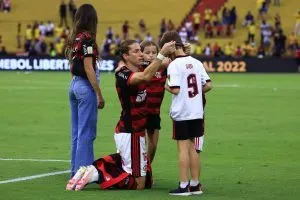 Filipe Luís com sua família após a conquista da Libertadores 2022. Foto: Franklin Jacome/Getty Images.