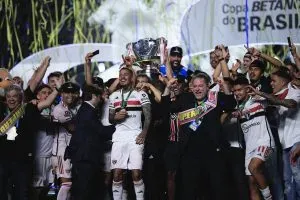 São Paulo levantando a taça da Copa do Brasil. Foto: Ettore Chiereguini/AGIF