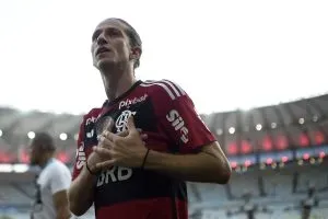 Filipe Luís se despedindo da torcida flamenguista no Maracanã. Foto: Alexandre Loureiro/AGIF