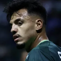 Gabriel Menino toma 'patada' de rival no ar e piora situação no Palmeiras