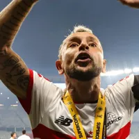 Rafinha e líderes do elenco podem convencer Alex Sandro a jogar no São Paulo