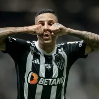 Guilherme Arana brinca com o atacante Alisson e jovem rebate lateral