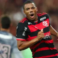 De La Cruz sai ovacionado de campo e torcida enaltece partida de uruguaio