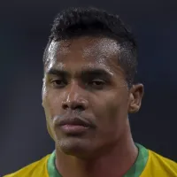 Alex Sandro tem oferta do São Paulo e família pressiona por volta ao Brasil