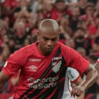Fernandinho, do Athletico, critica arbitragem contra o Flamengo: 'Algumas decisões deixam a desejar'