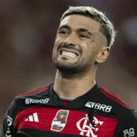Luis Suárez perde aposta para Arrascaeta e vira garçom de meia do Flamengo na Seleção Uruguaia; confira