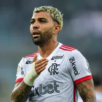 Gabigol quebra protocolo e cai nos braços da torcida do Flamengo em Brasília