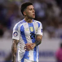 Enzo Fernández volta ao Chelsea, se reapresenta e pede desculpas por polêmicas: \&#039;Doação significativa\&#039;