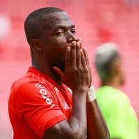 Roger Machado sai em defesa de Enner Valencia que se tornou alvo da torcida após empate