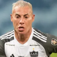 Eduardo Vargas volta a treinar em campo com elenco do Atlético-MG