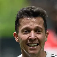 Torcida do Atlético-MG cobra Bernard e pede saída: \&#039;Futebol ficou na Grécia\&#039;