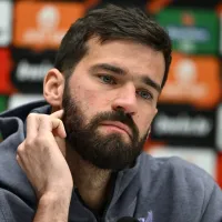 Alisson fica fora da indicação de melhor goleiro do mundo