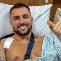 Arthur Picoli passa por cirurgia no ombro e compartilha imagem em hospital