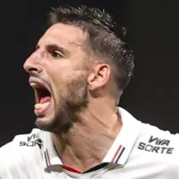 Calleri reclama de possível pênalti em Atlético x São Paulo