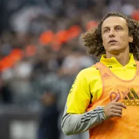 Hugo Souza é consolado por David Luiz após eliminação do Corinthians contra Flamengo