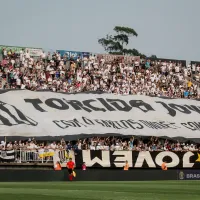 Torcida do Santos quase cumpre promessa da faixa após vitória no Brasileirão Série B
