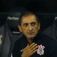 Corinthians aposta e Léo Mana e aguarda evolução do lateral   