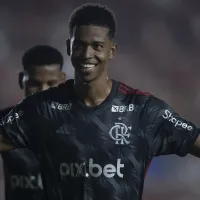 Flamengo aceita 4 ofertas por Carlinhos e centroavante decide onde vai jogar