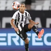 Rafael Lobato, cria do Botafogo, se destaca no clássico e pede passagem entre os titulares