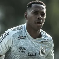 Filho de Robinho é cortado de última hora no Santos e assiste partida do camarote  