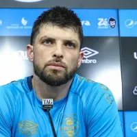 Após Internacional questionar arbitragem, Tiago Volpi, goleiro do Grêmio, responde Alessandro Barcellos