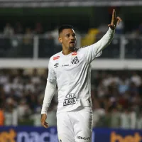 Sem máster na camisa, Santos supera Galo na Vila e busca novo patrocinador