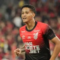 Cruzeiro pode receber R$19,3 mi: Athletico antecipa compra de Tevis com Ajax e PSV de olho