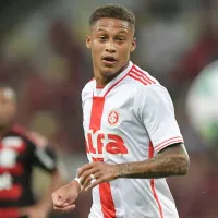 Vitinho volta a treinar com bola e vê retorno mais próximo no Internacional