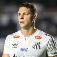 Após ficar fora com Pedro Caixinha, Julio Furch volta aos planos e é inscrito no Brasileirão pelo Santos