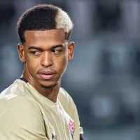Carlinhos vive drama no Vitória sendo dispensado, pode voltar ao Flamengo e futuro é incerto no CRF